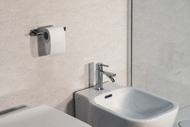 parete bagno con effetto porcelanosa di siria ceramiche