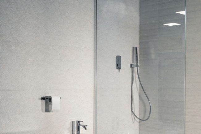 parete doccia con effetto porcelanosa di siria ceramiche