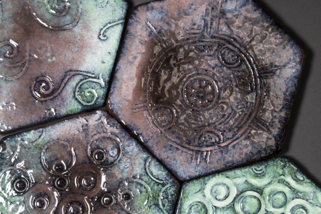 mosaico su parete bagno con ceramica e cotto di siria ceramiche