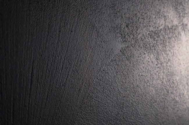 superficie in resina scura di siria ceramiche