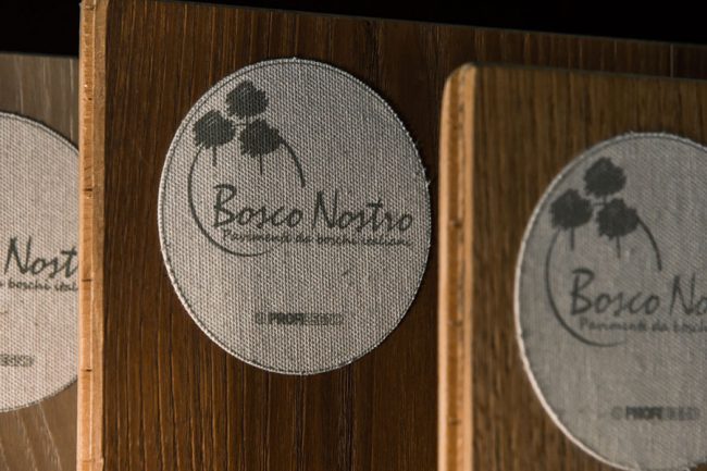 logo bosco nostro su pavimento in legno